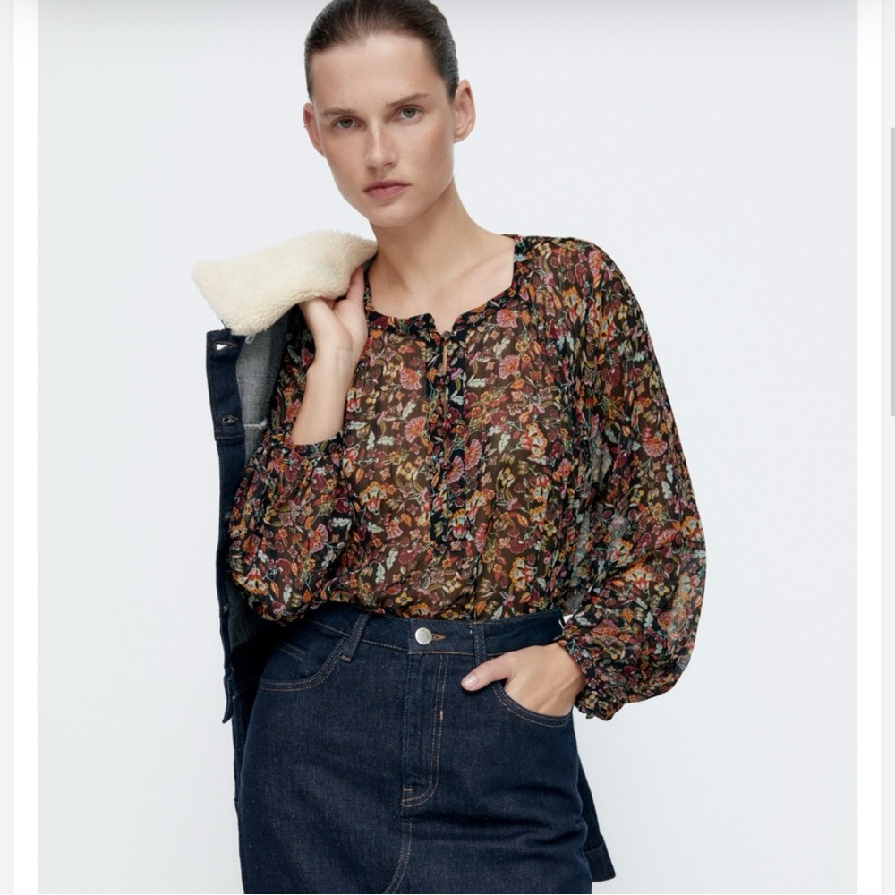 Floral blouse size XS but fits like M